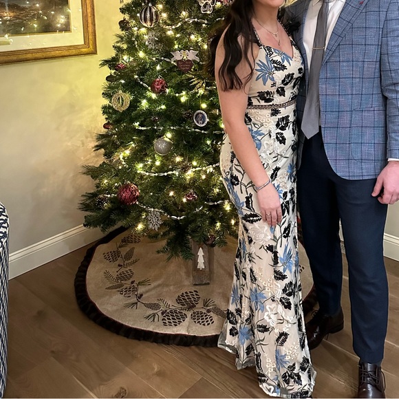 Like new, only worn once! Lulu’s dress size medium that is currently sold out - Picture 7 of 7